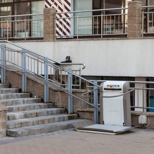 Lifting ramp with a mechanism for people with disabilities