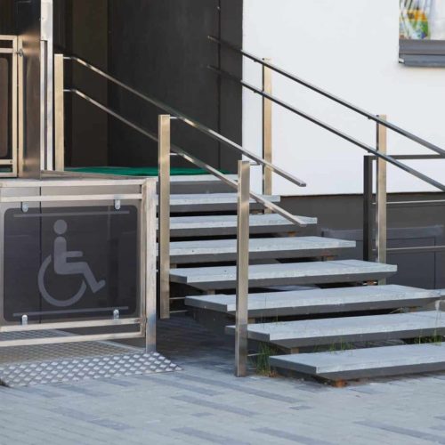 Living house entrance equipped with special lifting platform for wheelchair users